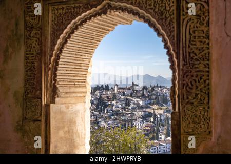 Palacio de Generalife Fenster mit Blick auf Granada, Welterbe Alhambra in Granada, Andalusien, Spanien | Palacio de Generalife Fensteransicht über Gran Stockfoto