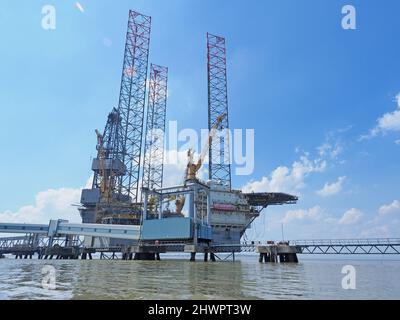 Sheerness, Kent, Großbritannien. 7. März 2022. Laut einem Artikel des Ocean Sailor Magazine (vom 1. März) wurde bekannt, dass eine Jack-up-Plattform/ein Lastkahn über dem historischen WW2 Frachtwrack der SS Richard Montgomery installiert wird, um die Masten im Juni von Briggs Marine abzuschneiden. Briggs wurde von der britischen Regierung für die Arbeiten einen Auftrag über 5million £erhalten [DATEI FOTO ein Jackup-Bohrgerät bei Sheerness, Mai 2020]. Kredit: James Bell/Alamy Live Nachrichten Stockfoto