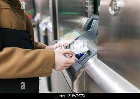 Frau mit Kreditkarte am Ticketautomaten am Bahnhof Stockfoto