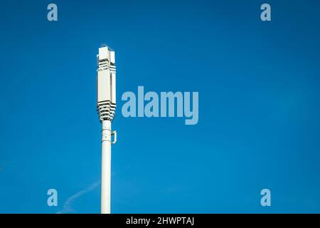 5G Telekommunikations-Mobilfunknetz-Tower in England, Großbritannien Stockfoto