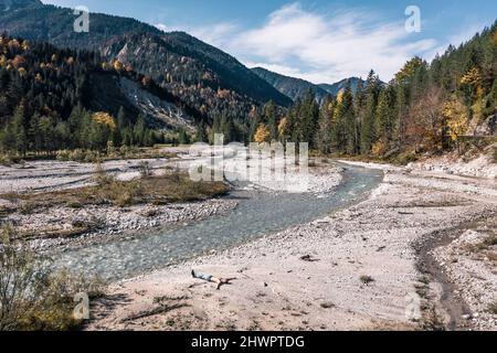 Mann, der in Hinterriss, Tirol, in der Nähe des Rissbaches liegt Stockfoto