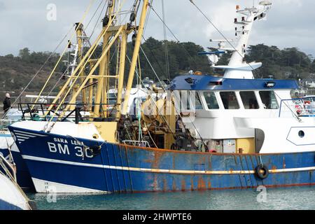 Padstow Cornwall im Hafen festgefahren - hier abgebildet BM 30 Sara Lena, eine Trawlerin aus Brixham Stockfoto