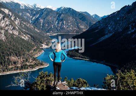 Frau mit Händen an der Hüfte, Blick aus Tauern, Ammergauer Alpen, Reutte, Tirol, Österreich Stockfoto