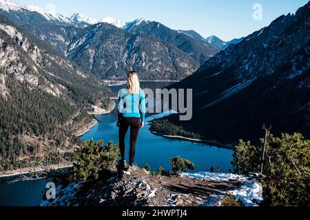 Frau mit Blick auf die Idylle von Tauern, Ammergauer Alpen, Reutte, Tirol, Österreich Stockfoto