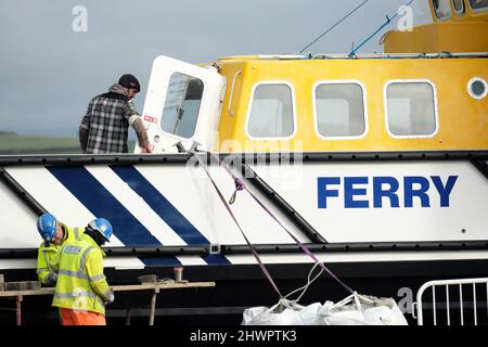 Padstow Cornwall UK - Männer, die an einem der Fähren arbeiten, die normalerweise zwischen Padstow und Rock fahren Stockfoto