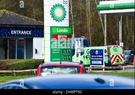 Brighton UK 7. March 2022 - hohe Benzin- und Dieselpreise in einer BP-Garage in Brighton, da die Kosten für ein Barrel Öl den höchsten Wert seit 2008 weltweit erreicht haben : Credit Simon Dack / Alamy Live News Stockfoto