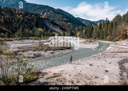 Mann am Rissbach, Hinterriss, Tirol, Österreich Stockfoto