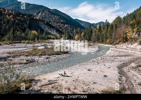 Mann am Rissbach, Hinterriss, Tirol, Österreich Stockfoto