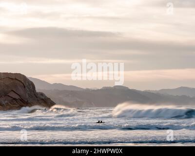 Meereswellen rauschen bei Sonnenuntergang in Richtung Ufer, Geopark der Baskischen Küste, Baskenland, Spanien Stockfoto