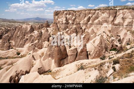 Felsformationen von Kappadokien in der Türkei mit fabelhafter und Wüstenlandschaft. Stockfoto