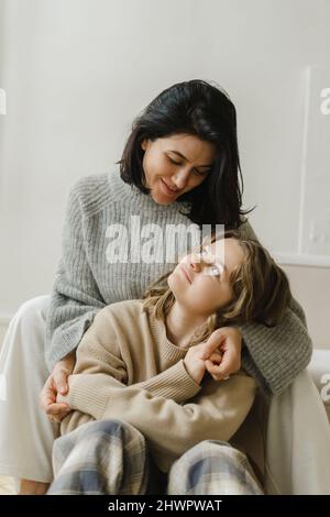 Tochter und Mutter schauten sich im Wohnzimmer an Stockfoto
