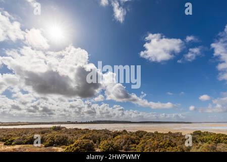 Australien, Südaustralien, Sonne scheint durch Wolken über dem Strand von Parnka Point Stockfoto