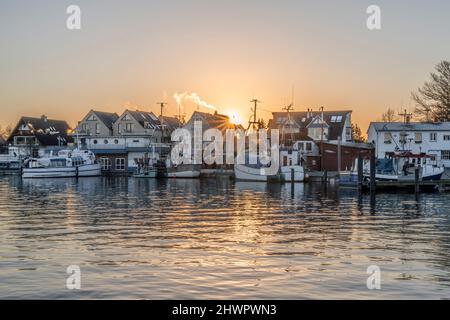 Deutschland, Schleswig-Holstein, Niendorf, Fischerboote vertäuten bei Sonnenaufgang im Stadthafen Stockfoto