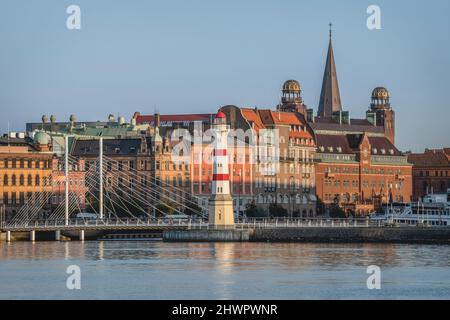 Schweden, Skane County, Malmö, Leuchtturm am Hafen mit Brücke und Danske Bank im Hintergrund Stockfoto