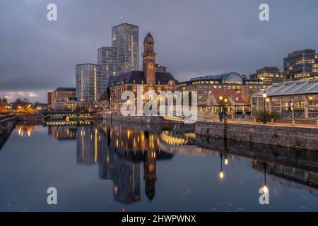 Schweden, Skane County, Malmö, Stadtkanal in der Abenddämmerung mit der World Maritime University und Hotels im Hintergrund Stockfoto