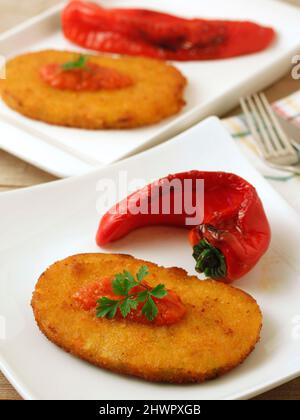 Vegetarisch paniert, basierend auf verschiedenen Gemüsesorten, mit gebackenen Paprika. Stockfoto