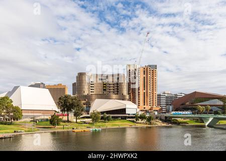 Australien, Südaustralien, Adelaide, River Torrens und Elder Park mit Adelaide Festival Center und Adelaide Convention Center im Hintergrund Stockfoto