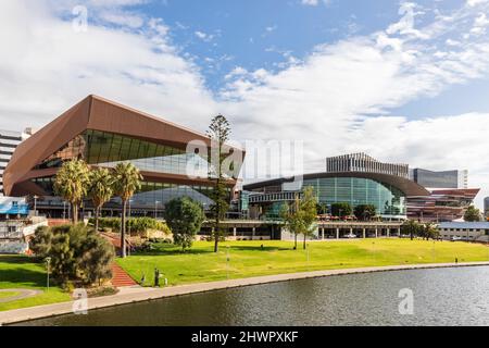 Australien, Südaustralien, Adelaide, River Torrens und Elder Park mit Adelaide Convention Center im Hintergrund Stockfoto