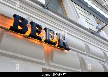 Blick auf das Bierschild an der Wand des Gebäudes Stockfoto