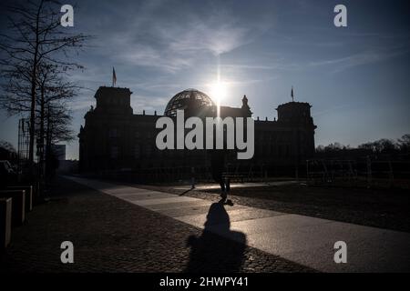 Berlin, Deutschland. 07. März 2022. Die Sonne scheint hinter dem Reichstag. Quelle: Paul Zinken/dpa/Alamy Live News Stockfoto