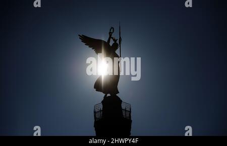 Berlin, Deutschland. 07. März 2022. Die Sonne scheint hinter der Göttin Victoria auf der Siegessäule. Quelle: Paul Zinken/dpa/Alamy Live News Stockfoto