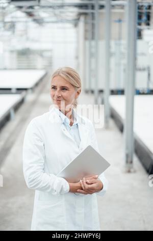 Wissenschaftler mit Tablet-PC im Labor Stockfoto