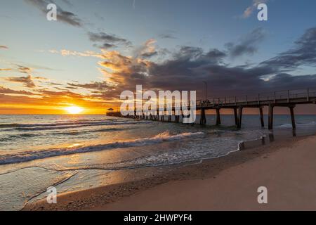 Australien, Südaustralien, Adelaide, Henley Beach Jetty bei Sonnenuntergang Stockfoto
