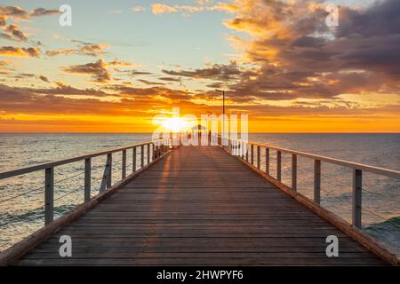 Australien, Südaustralien, Adelaide, Henley Beach Jetty bei stimmungsvollen Sonnenuntergängen Stockfoto