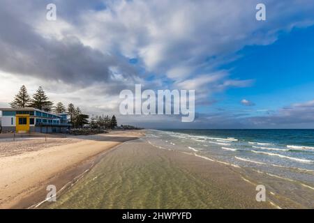 Australien, Südaustralien, Adelaide, Wolken über dem leeren Henley Beach Stockfoto