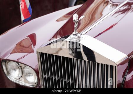 Bordeaux , Aquitaine France - 02 02 2022 : Rolls Royce Scheinwerfer und Logo auf Kühlergrill mit Ecstasy Stockfoto