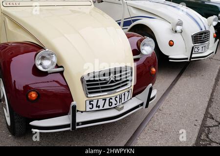 Bordeaux , Aquitaine Frankreich - 02 02 2022 : Citroën 2CV Auto spezielle limitierte Serie weiß und blau von Frankreich 3 TV-Kanal und Retro Dolly Edition Stockfoto