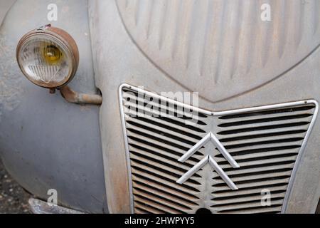 Bordeaux , Aquitaine Frankreich - 02 02 2022 : das Logo von "Croen 2CV" ist ein alter rostiger französischer Oldtimer aus den 60er Jahren des Jahres 1960 Stockfoto