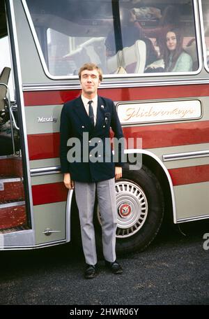 Porträt eines elegant gekleideten männlichen Busfahrers, der neben seinem Bus steht, Gliderways Coaches of Smethwick, West Midlands, England, Großbritannien 1972 Stockfoto