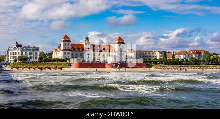 Deutschland, Mecklenburg-Vorpommern, Binz, Panoramablick auf den Sandstrand und das Kurhaus Binz auf der Insel Rügen Stockfoto