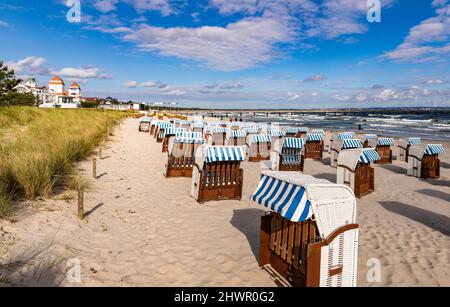 Deutschland, Mecklenburg-Vorpommern, Binz, Kapuzenliegen am Sandstrand der Insel Rügen Stockfoto