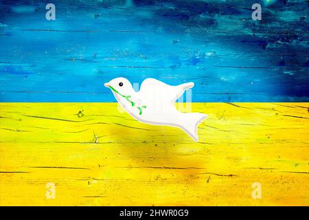 Weiße Friedenstaube und Flagge der Ukraine mit Holzstruktur. Kein Kriegskonzept-Hintergrund. Stockfoto