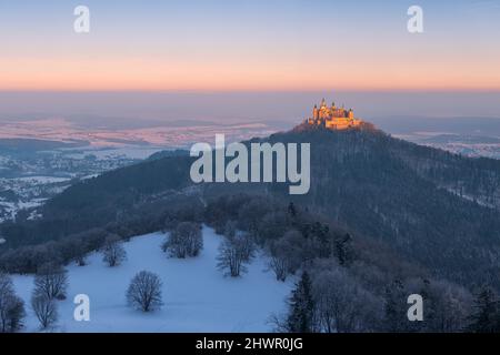 Deutschland, Baden-Württemberg, Blick auf die Hohenzollern und das Schloss bei Winteranbruch Stockfoto