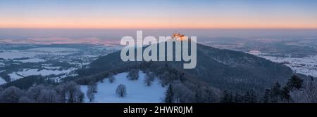 Deutschland, Baden-Württemberg, Panoramablick auf die Hohenzollern und das Schloss bei Winteranbruch Stockfoto