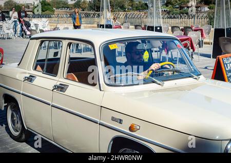 Junger Mann mit einem Oldtimer. Renault 8. Stockfoto