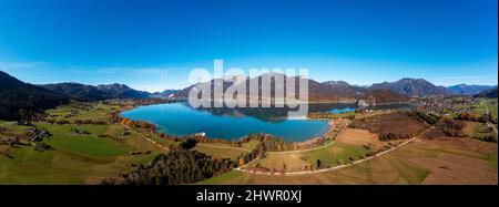 Österreich, Salzburg, Sankt Wolfgang im Salzkammergut, Drohnenpanorama des Wolfgangsees und Blinklingmoos Stockfoto