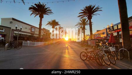 Hermosa Beach, California/USA - 6. Februar 2022: Blick auf die Pier Avenue in der Innenstadt von Hermosa Beach Stockfoto