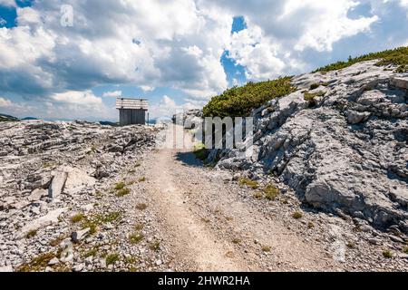 Wanderweg auf dem Gipfel des Krippensteins im Sommer mit kleiner Hütte im Hintergrund Stockfoto