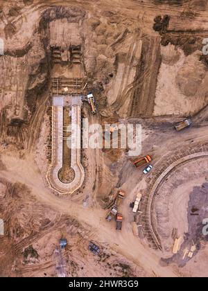 Russland, Dagestan, Derbent, Luftaufnahme der Baustelle im sandigen Bereich Stockfoto