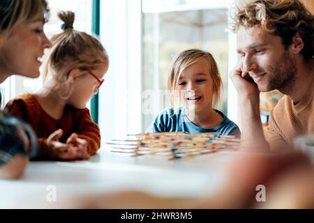 Familie spielt Mikado auf dem Tisch zu Hause Stockfoto
