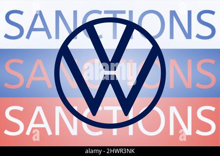 VW Volkswagen Logo vor dem Sanktionstext auf der russischen Flagge. Neue Sanktionen gegen Russland wegen seiner Invasion in der Ukraine. März 2022, San Francisco, USA Stockfoto