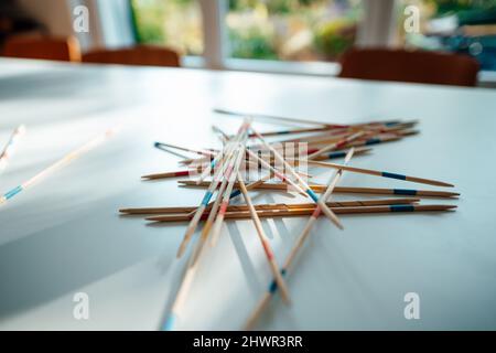 Mikado hält sich zu Hause auf dem Tisch Stockfoto