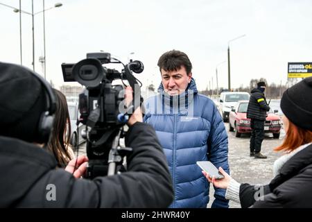 SAPORISCHSCHSCHJA, UKRAINE - 6. MÄRZ 2022 - der Leiter der regionalen Militärverwaltung Saporischschschja, Oleksandr Starukh, spricht als Konvoi mit der Presse Stockfoto