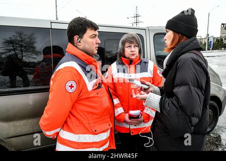 ZAPORIZHZHIA, UKRAINE - 6. MÄRZ 2022 - Leiter eines humanitären Konvois, Vitali Tsybariev, während Busse für die Belagerung von Mariupol starten Stockfoto