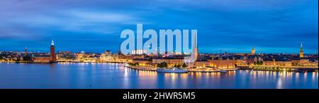 Schweden, Kreis Stockholm, Stockholm, Panoramablick auf Riddarholmen bei blauer Dämmerung Stockfoto