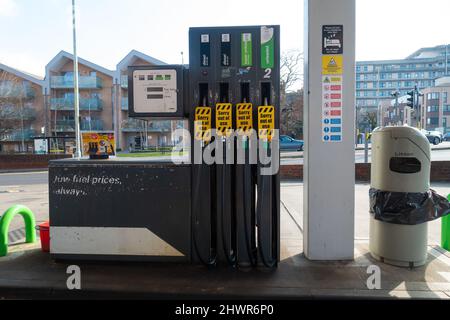 Ashford, Kent, Großbritannien. 7. März 2022. Eine Tankstelle in Ashford, Kent, lädt jetzt über £1,67 pro Liter Diesel, da ein Barrel Öl 130 US-Dollar erreicht. An dieser Tankstelle ist wenig Kraftstoff vorhanden. Foto-Kredit: Paul Lawrenson-PAL Nachrichten/Alamy Live Nachrichten Stockfoto